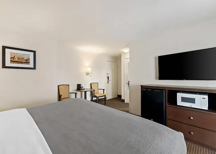 Inn Quality Ocean Beachfront 4*